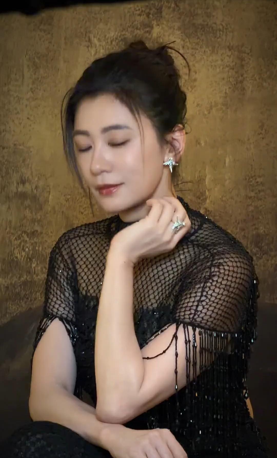 50岁那天她穿着深V红裙站在镜子前腰线比演赵敏时还窄三厘米明星圈现在流传一套