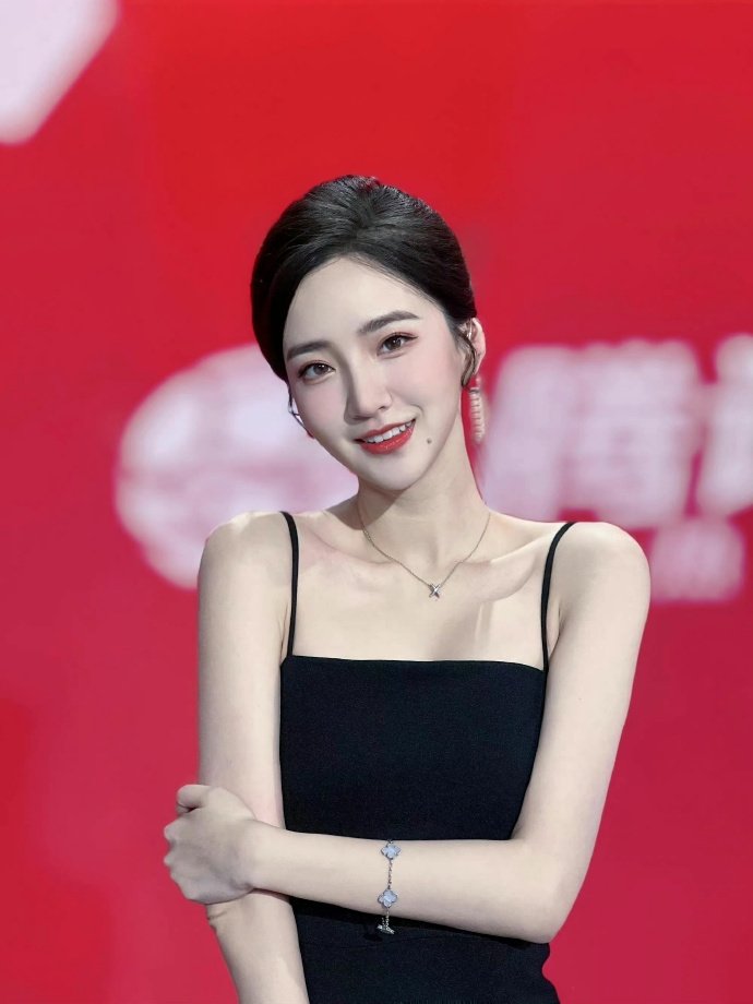 腾讯这个频道的女主持人，也太漂亮了吧！