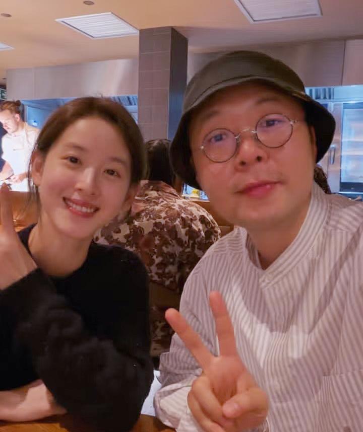 吃瓜吃到自己家！奶茶妹妹刚回伦敦就晒出和杜海涛的聚餐照，两人对着镜头笑得那叫一个