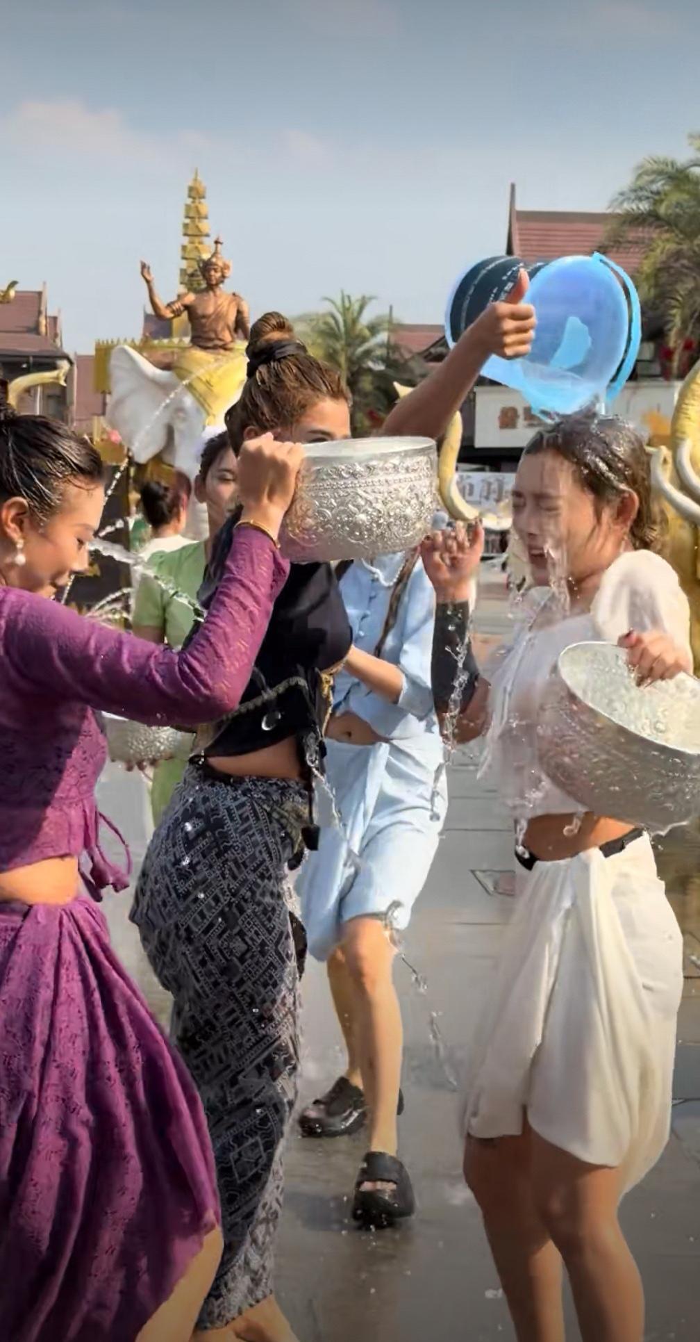 泼水节上的美丽“泼妇”们