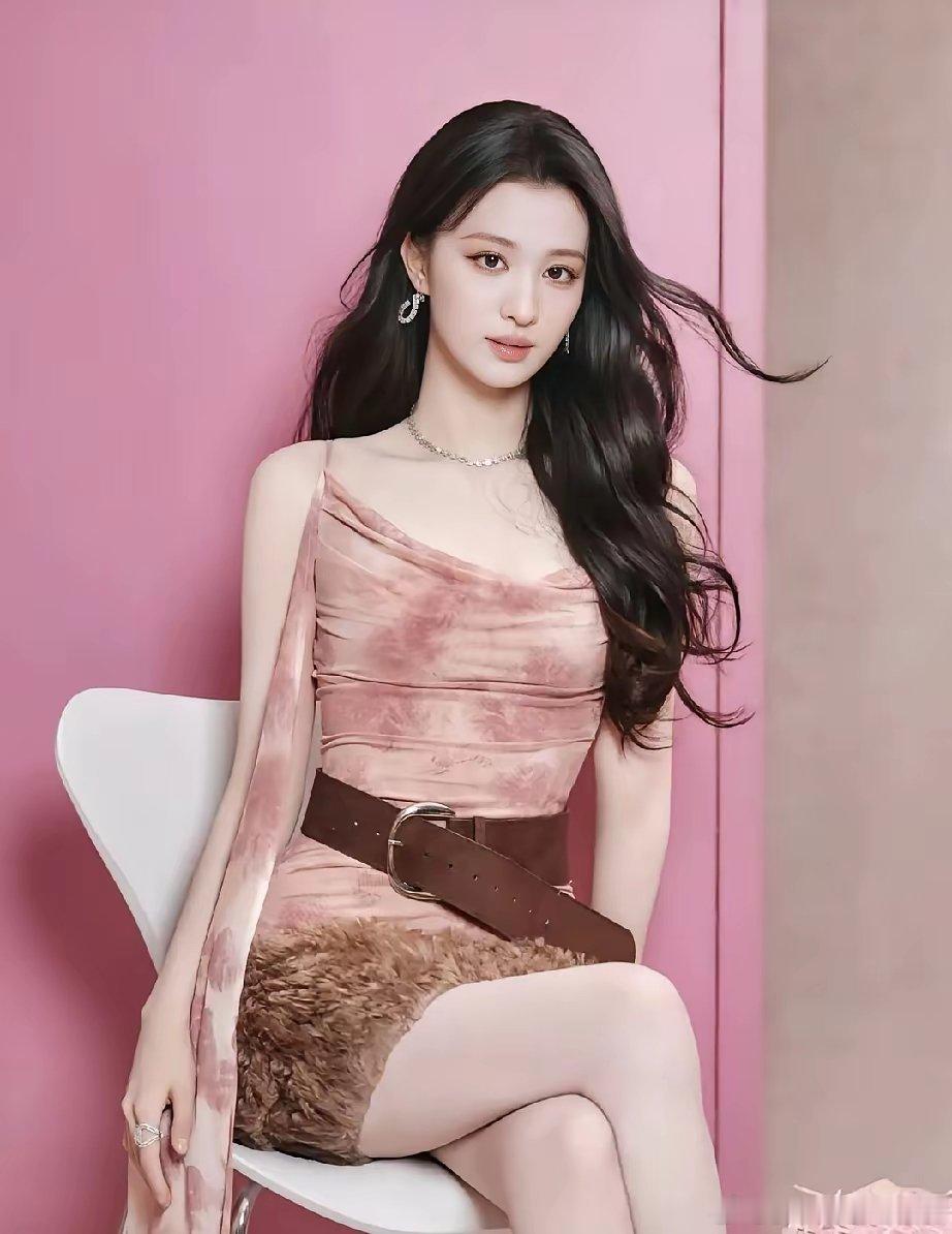 王楚然与白鹿，同期作品对撞，有人风光无两，有人却在数据泥沼中挣扎。这背后，藏着多