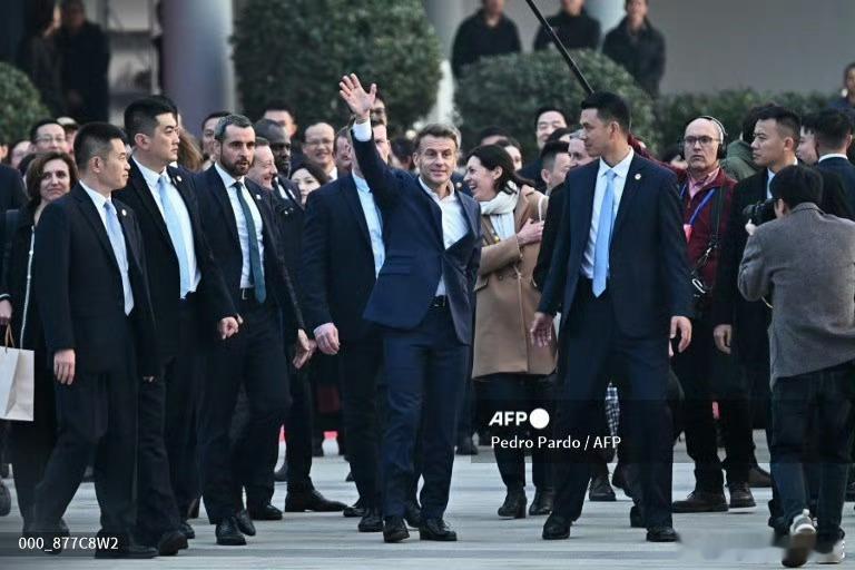 马克龙在川大与学生握手开心到蹦起马克龙还是很年轻帅气的，他和妻子布丽吉特的传奇故