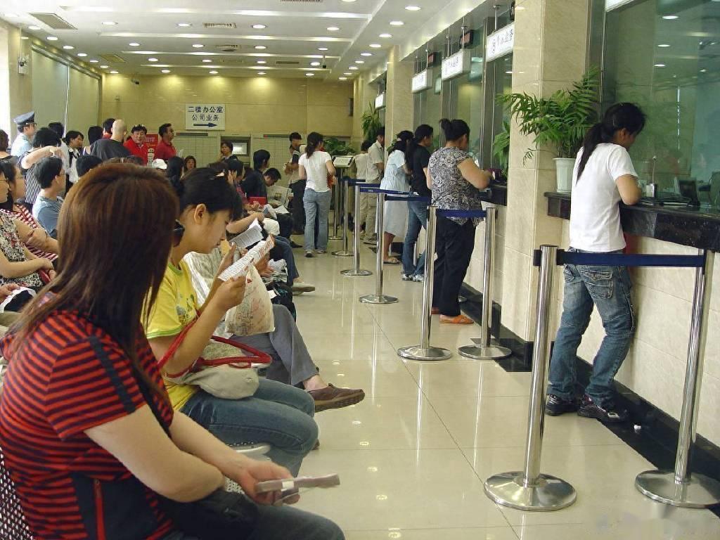 不少储户“坐不住”了? 银行存款迎来4大变化, 有存款的人注意了?