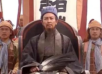 翻开《三国演义》，诸葛亮出场标配三件套：纶巾、羽扇、四轮车。前两样好理解，文人雅