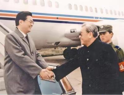 国家领导，百姓本色。2003年，主政湖南、江西近二十年，从全国政协副主席退下来的