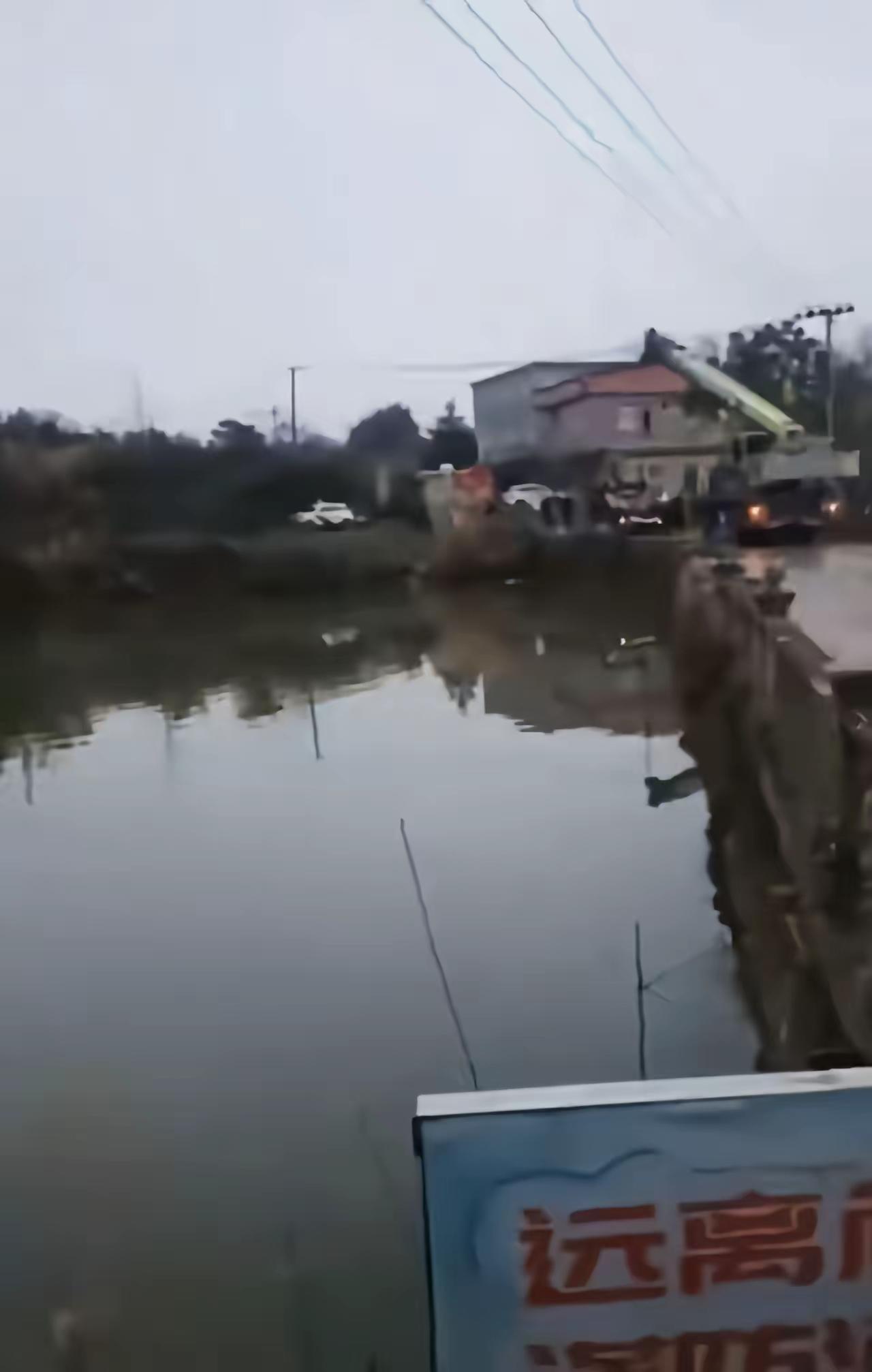 江西彭泽，出事的幼儿园接送车打捞现场！8条人命没了：49岁的女园长、6名幼儿、1