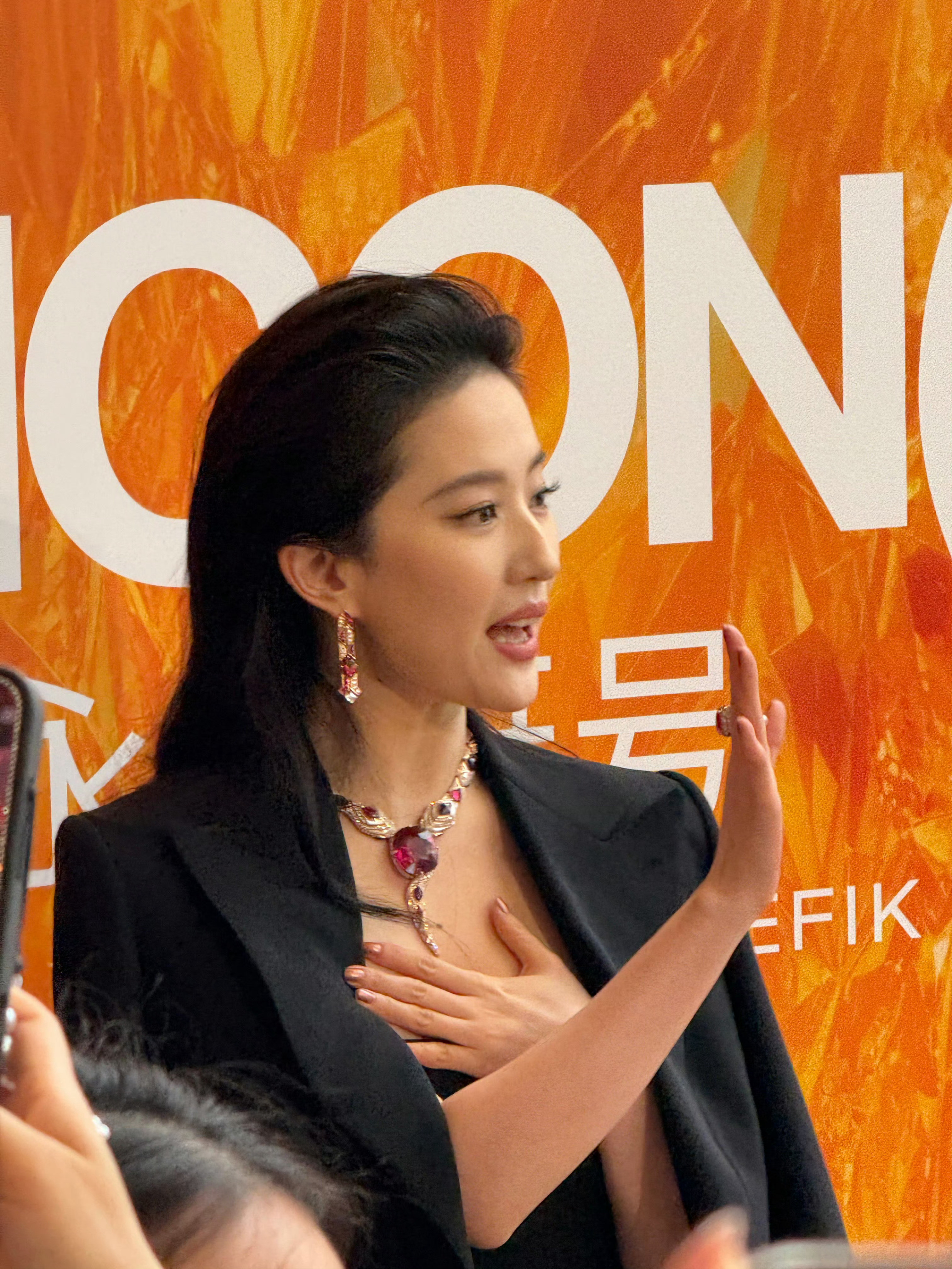这大珠宝……实物看居然比公式图还大好贵气的感觉好贵的感觉​​​