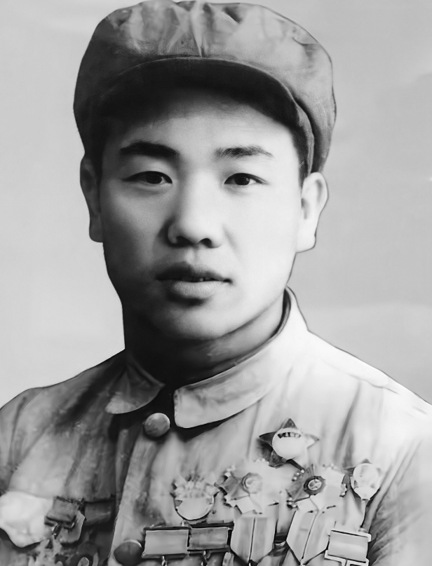 1950年，一个志愿军排长无视上级阻击美军的命令，弃守高地，放任美军坦克通过，没