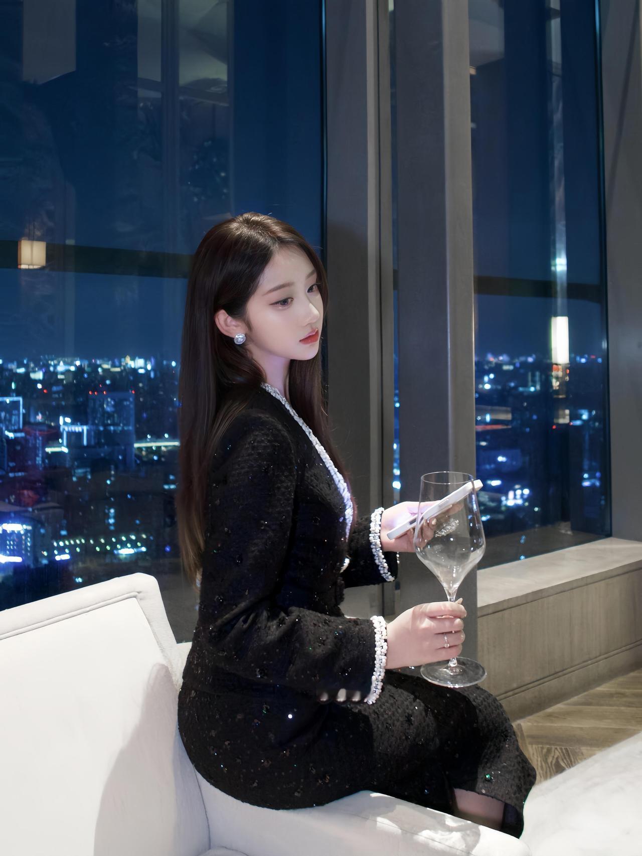 越幸福最近超爱的黑色系look