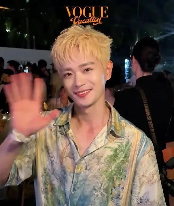 三亚Vogue之夜，被曹俊深深吸引易梦玲的走红得益于其独特的纯欲审美风格，还有