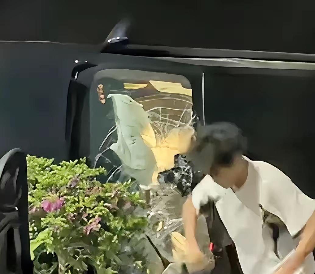 “全网破防！”广东汕头凌晨三点空荡荡的街头，一名年仅18岁的少年，凭着一腔赤诚与