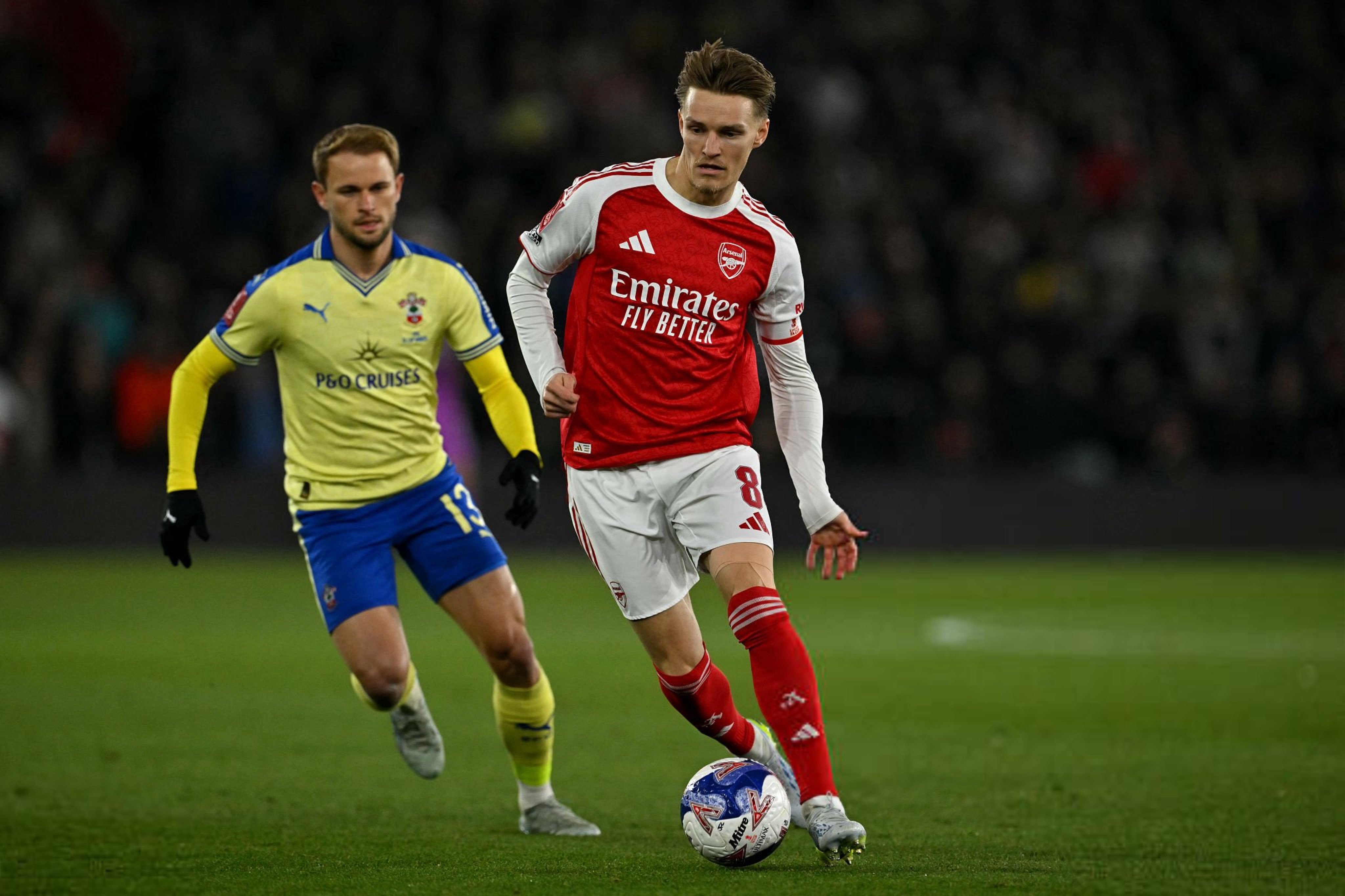 回看了一下比赛，球员们的精神状态都是给人一种很丧的感觉，道曼和约克雷斯至少给人感