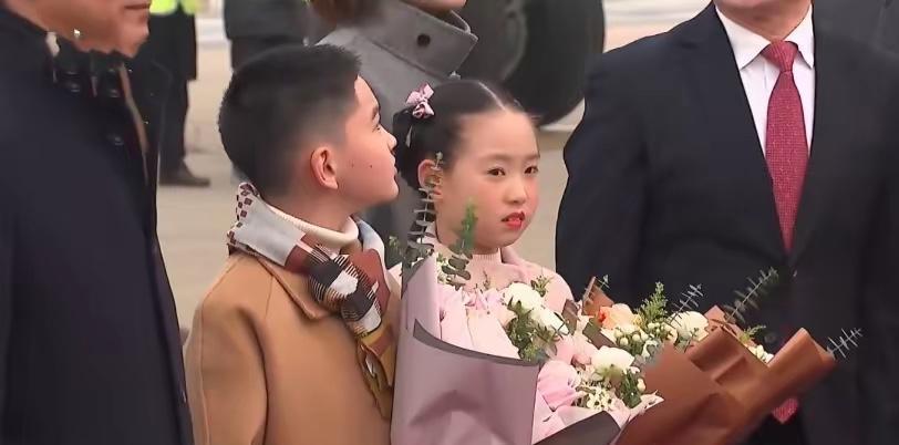 你发现没？我那蹲韩娱的追星搭子憋不住给我甩了一堆图，这次李在明造势活动上的小女孩