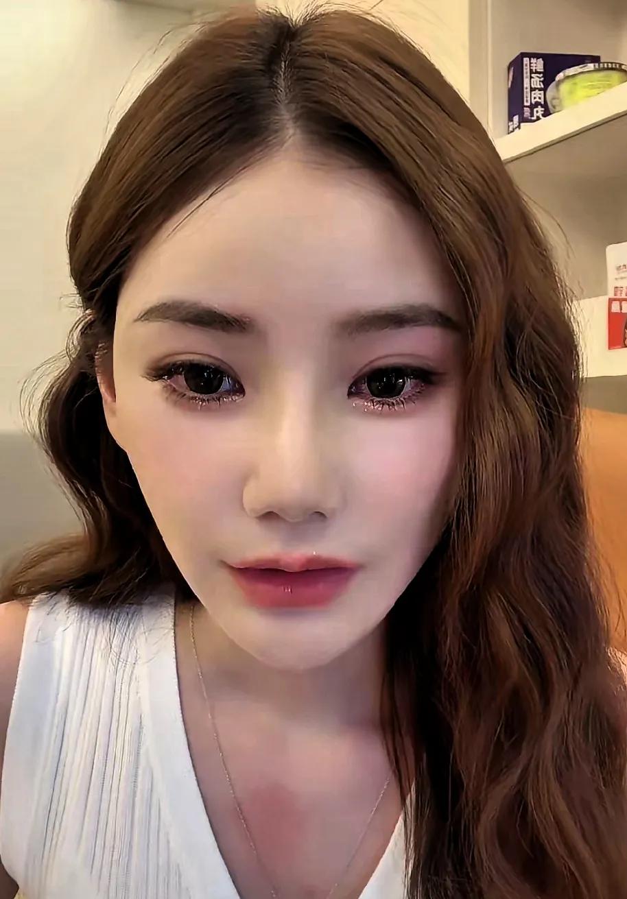 孩子跟继母亲近被说家暴网友吵翻了玥儿一回家就凑近继母小梅问卷发，小梅说给她也