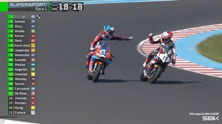 又拿下冠军，恭喜张雪机车。今晚8点，53号车手拿下WSBK匈牙利站第一回合冠