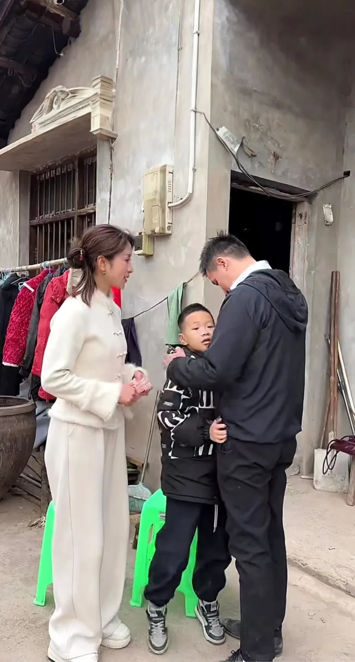 前夫来送生活费，女子温柔来安慰。我们还是复婚吧，男子感激又落泪。