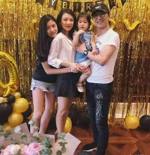 章子怡夺回女儿抚养权，汪峰估计晚上要睡不着了。章子怡、汪峰刚离婚的时候，双方协商