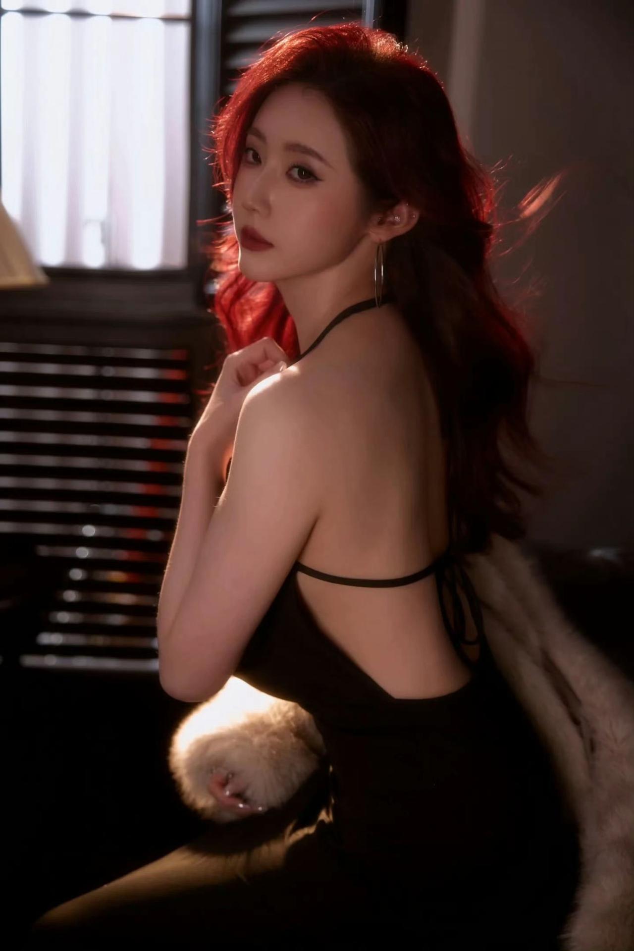 红发少女，性感撩人，黑裙配皮草，时尚大片