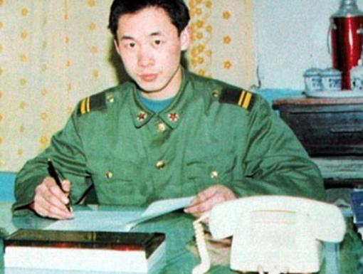 1995年，19岁的解放军梁强回家探亲，途中发现大巴车司机违规加油，上前阻止反被