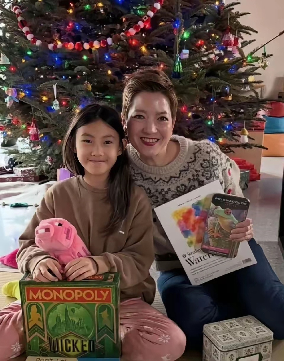 陈冠希女儿长大了，五官精致，嘴型和冠希一模一样，一大家子都是神颜。