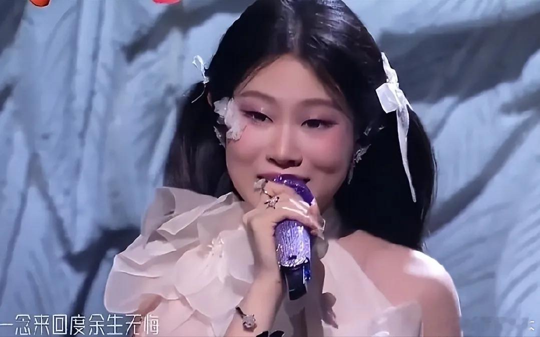 跨年夜最尴尬的三位女明星第一位：戚薇脸变形了，时间没安排到位，还没消肿就登台演出