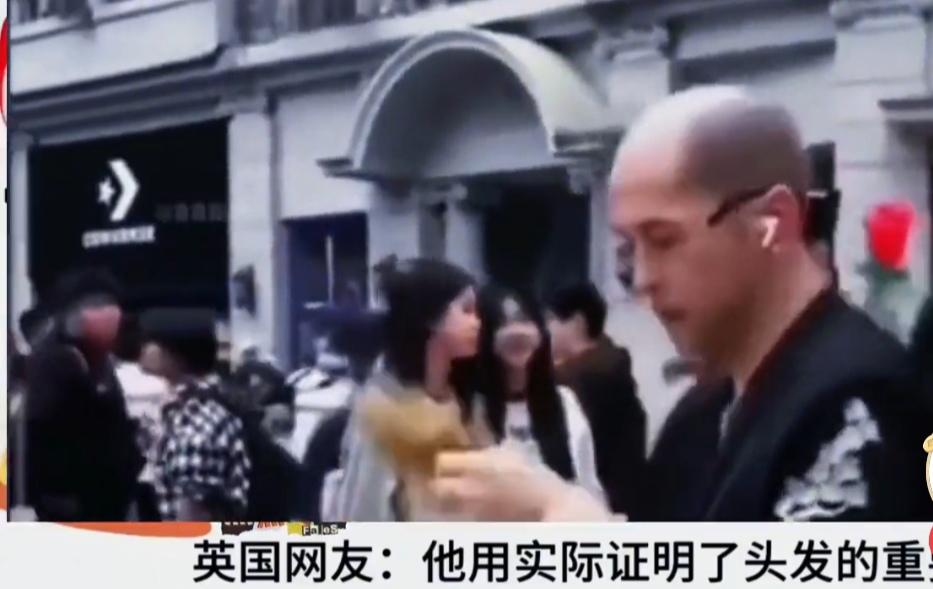 中国网友在外国卖假发，把中间那一个头发剃掉，变长方形，然后戴上假发立即秒变帅哥。