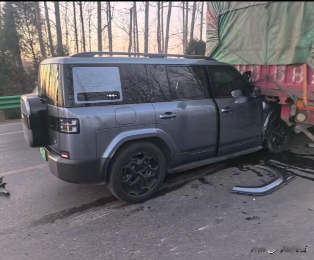 实战是检验车企良心的唯一真理。方程豹钛7时速100公里，钻入大货车车底，A柱B柱