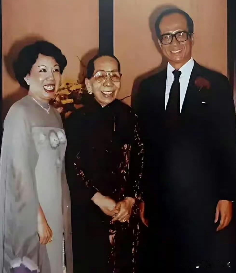 李嘉诚与母亲庄碧琴的合影。李嘉诚的母亲庄碧琴，从小反复教他做人要守诚信，心怀良