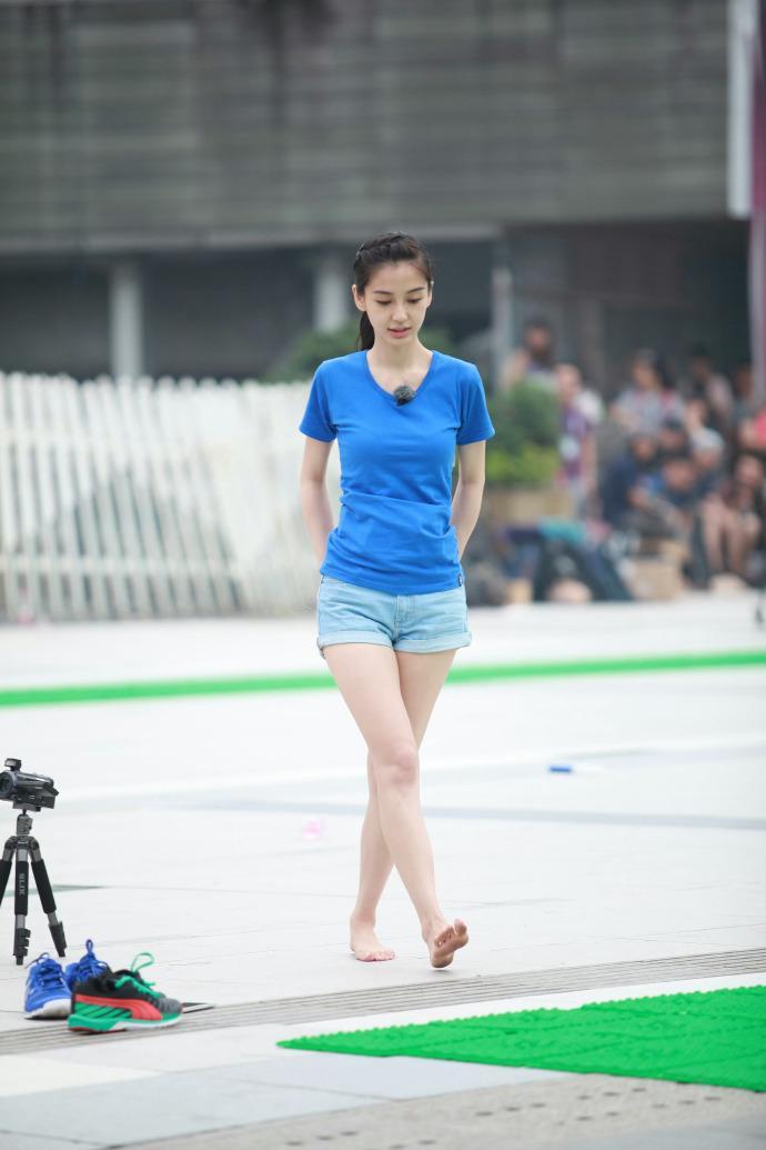 这是杨颖第一次出现在跑男，那时候好年轻好嫩啊，现在也是老了。