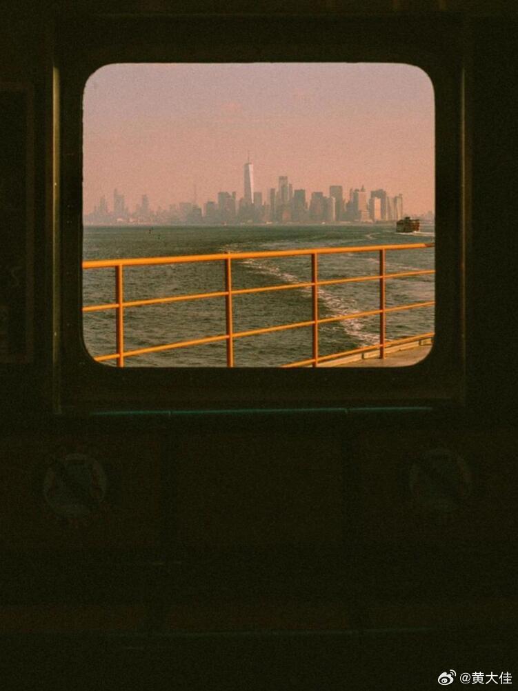 我们依然是夫妻，却已不是爱人了，目前，维持这段婚姻的不是爱情，而是对孩子的责任。