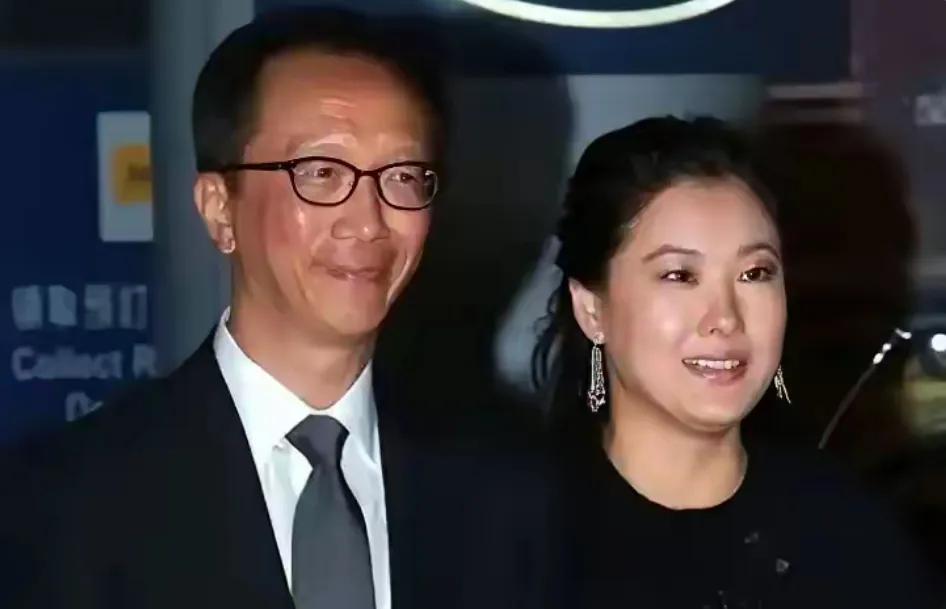 跳水冠军伏明霞嫁对人了，与梁锦松2002年低调结婚。两人虽年龄相差26岁，但感情