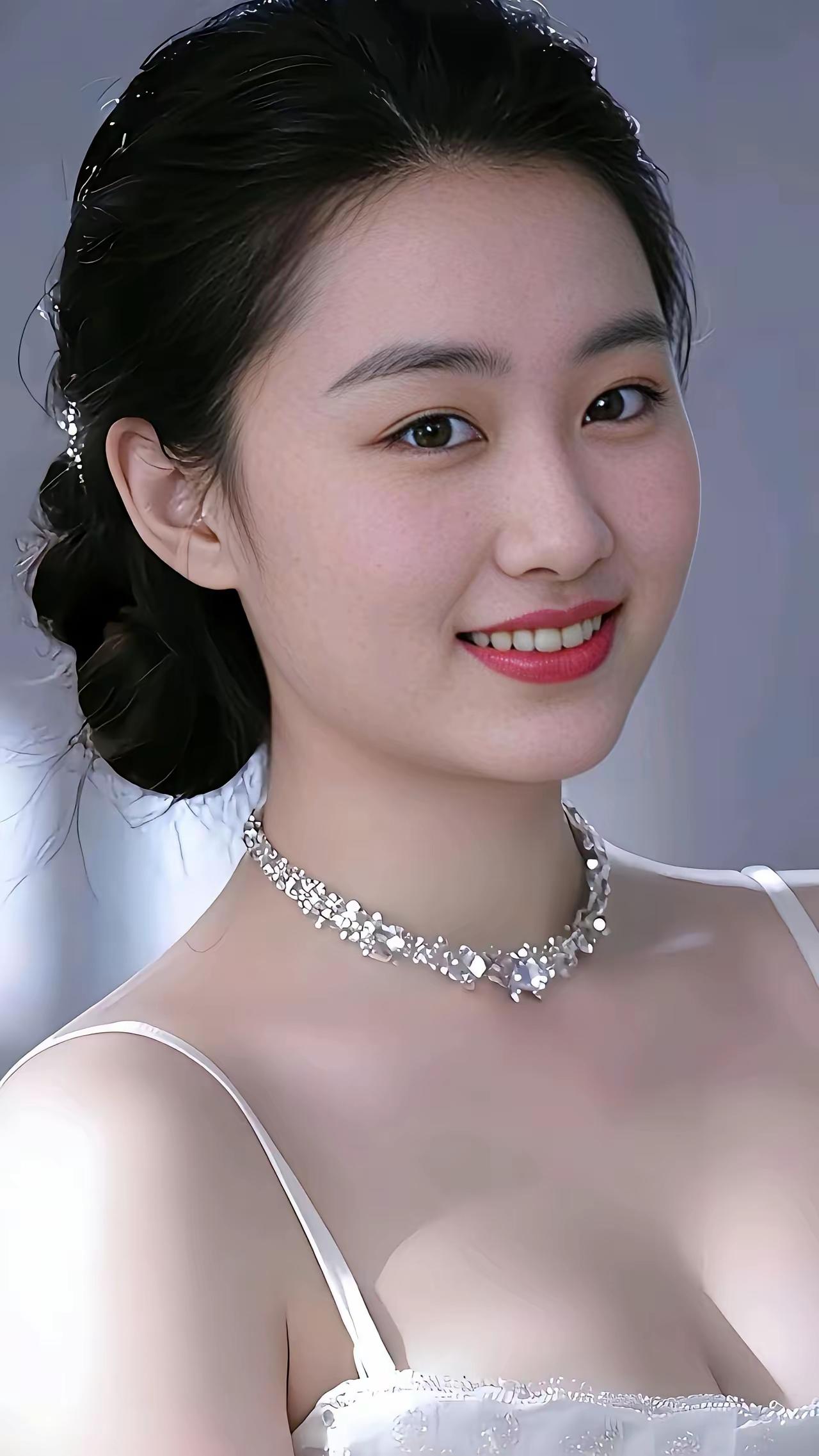 闪耀的项链就像生活里的高光亮点，它不只是装饰品，更是自信的催化剂。能让平凡的穿搭