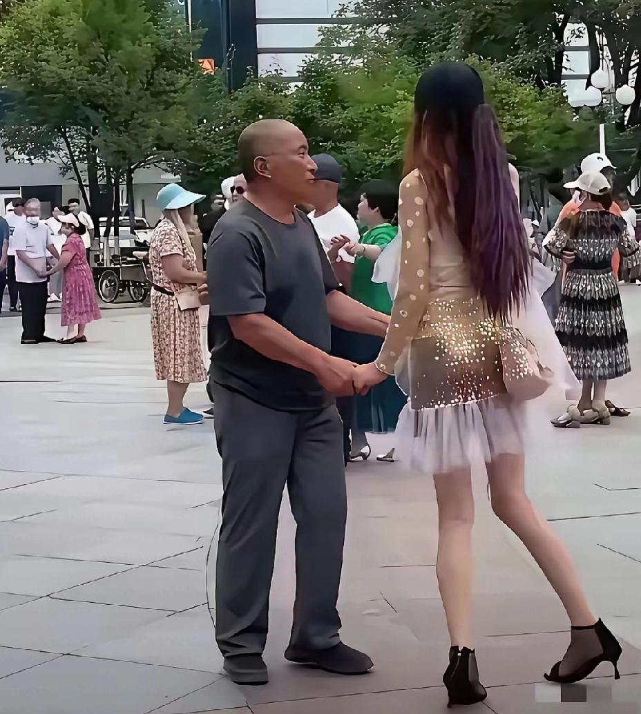 这应该就是看背影迷死你，转过来吓死你。