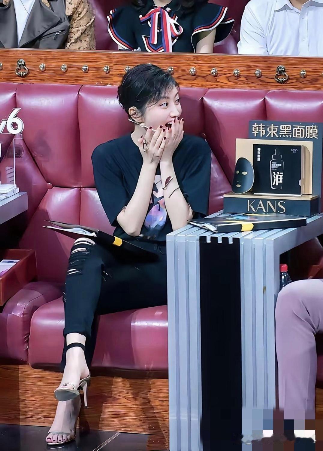 景甜，手和脚好美，特别是那指甲油颜色，也太显白了吧！