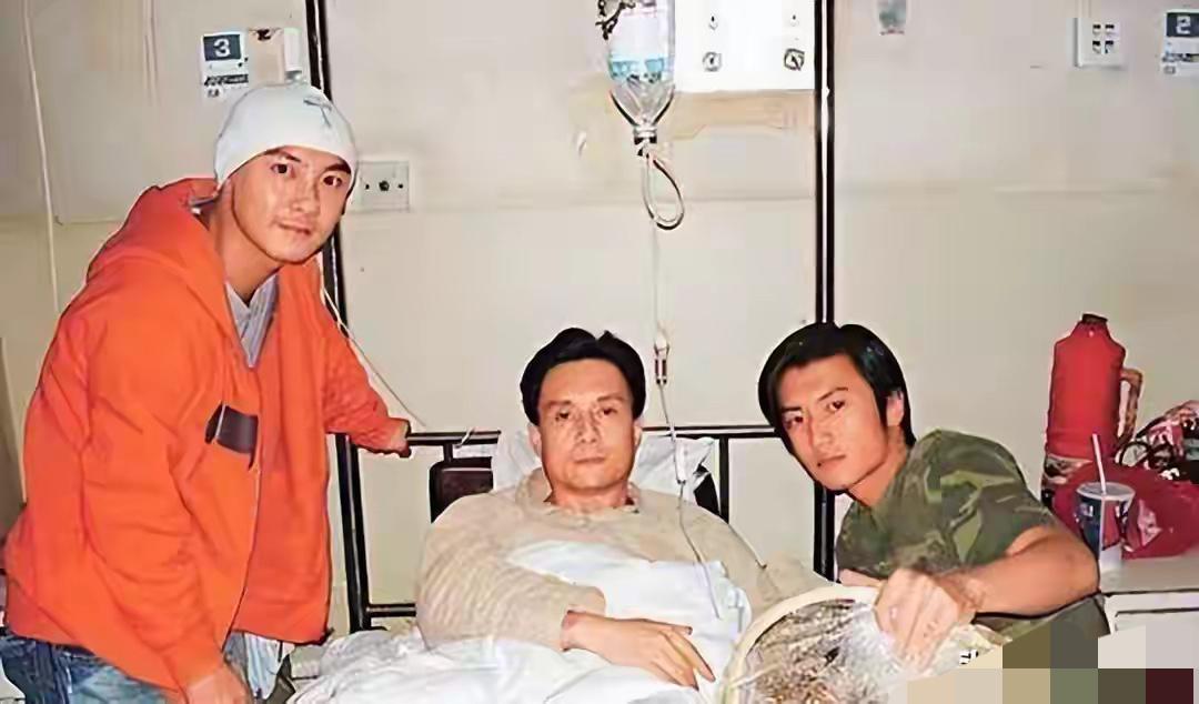 王伯昭真的好惨，当年被谢霆锋和张卫健打到住院，晒出受伤的照片，还被网友说他是炒作