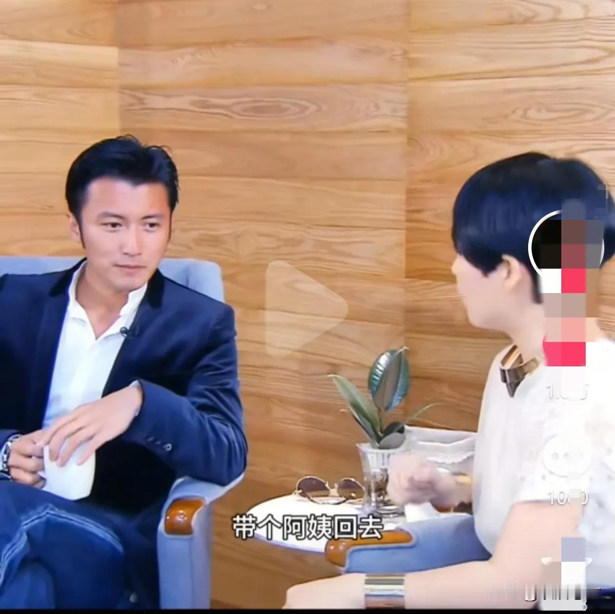 这是谢霆锋参加一档关亲子关系访谈节目，节目中的谢霆锋罕见的身着西装和衬衣，访谈