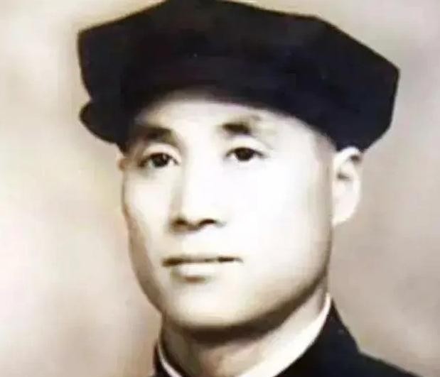 1944年，民兵英雄于晋生孤身一人摸进日军据点，躲进厕所。不料，这时日军解散，日