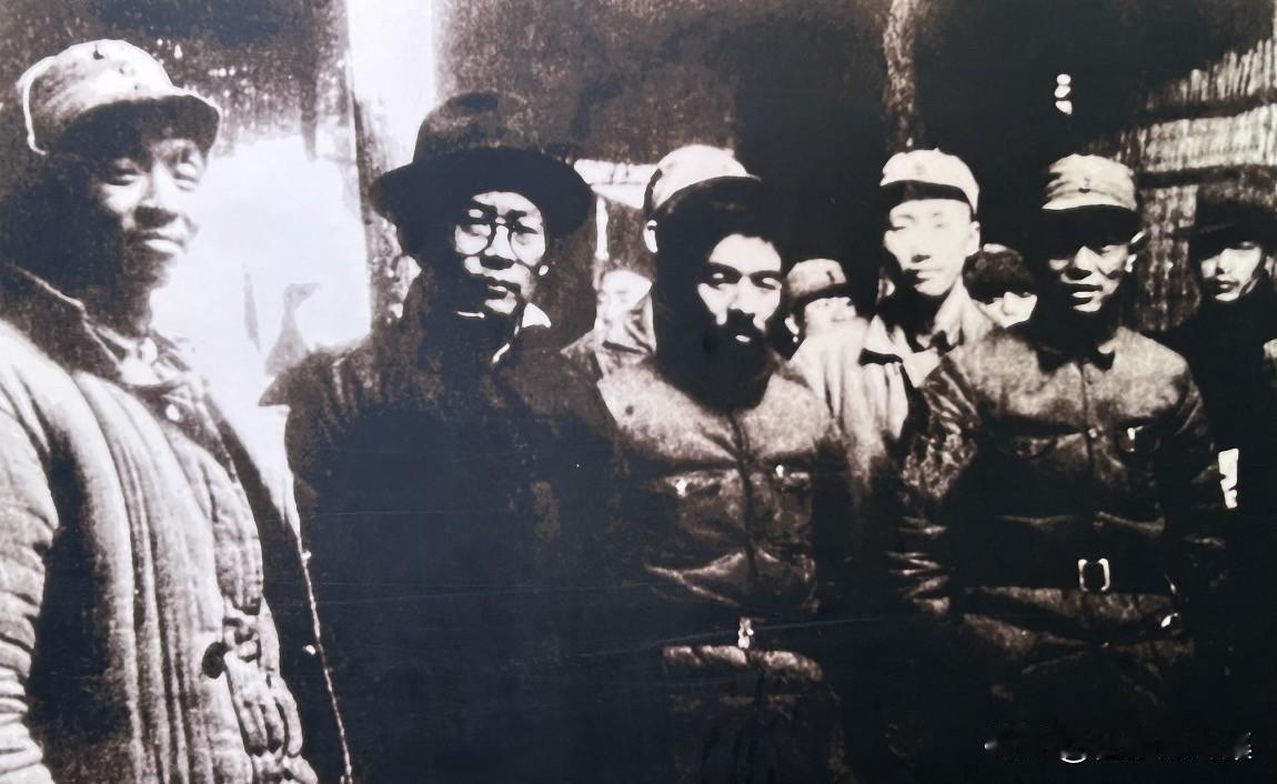 1938年10月武汉沦陷后，鄂中地区陷入日伪与地方武装割据的混乱状态。1939年