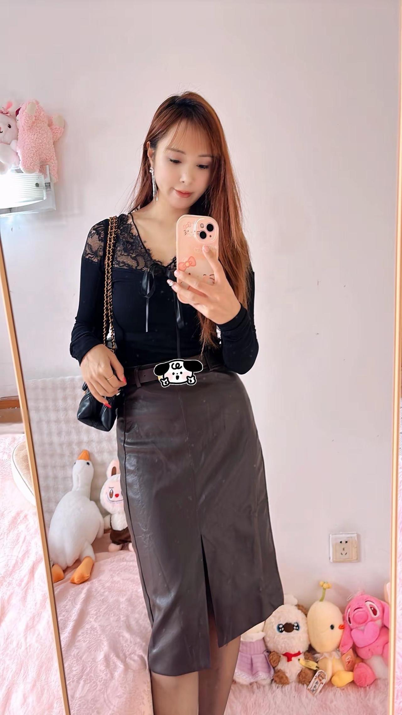 初听是姑娘再听是阿姨，句句不提青春，句句唱的是青春，歌还是当年的歌，而姐已不是当