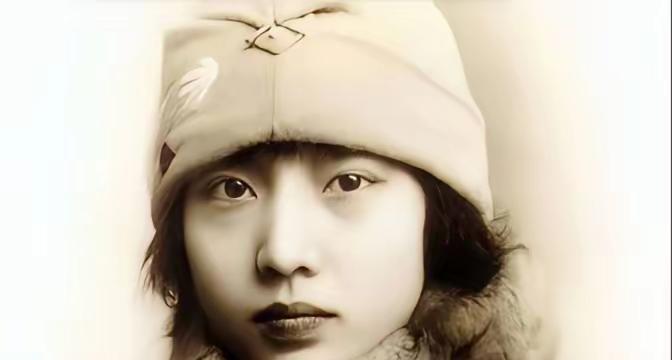 1930年，杜月笙的发妻沈月英，和表哥私会，云雨过后，她含泪嘱咐表哥：你今夜就离