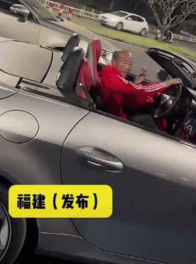 等红灯时能发生什么？其实可以发生很多事。比如，突如其来的“爱情”。大爷叼着烟