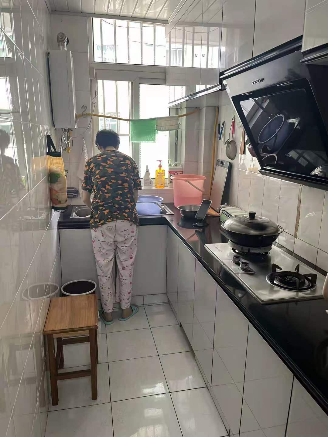 我发现大多数妈妈身上，都有个一辈子改不掉的毛病！每次一家人吃完饭，父亲坐在桌边
