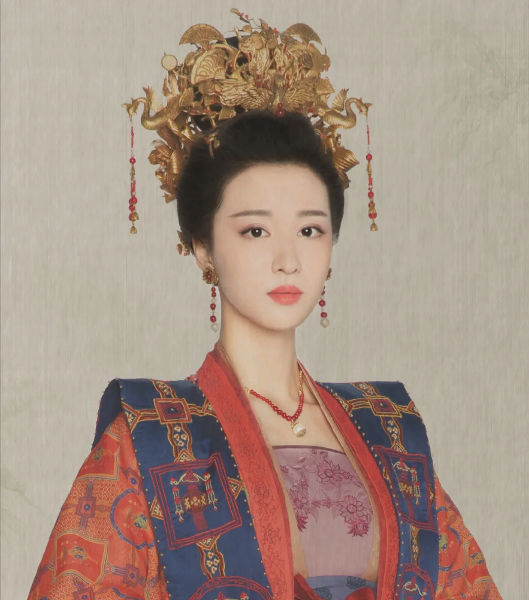 一天，宋仁宗审阅奏章时，服侍了他近30年的心腹太监正在为他梳头。当心腹太监看到奏