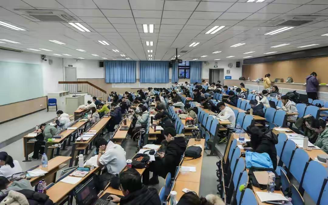 “道歉也没用!”重庆工商大学一女生因课堂答不出问题被批评,竟匿名发帖称女老师“刻