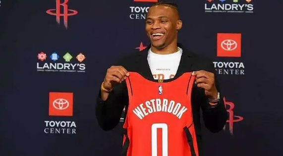 NBA官方也看不下去了！晒图为威少求职？历史三双王必须留下！近日，NBA官方