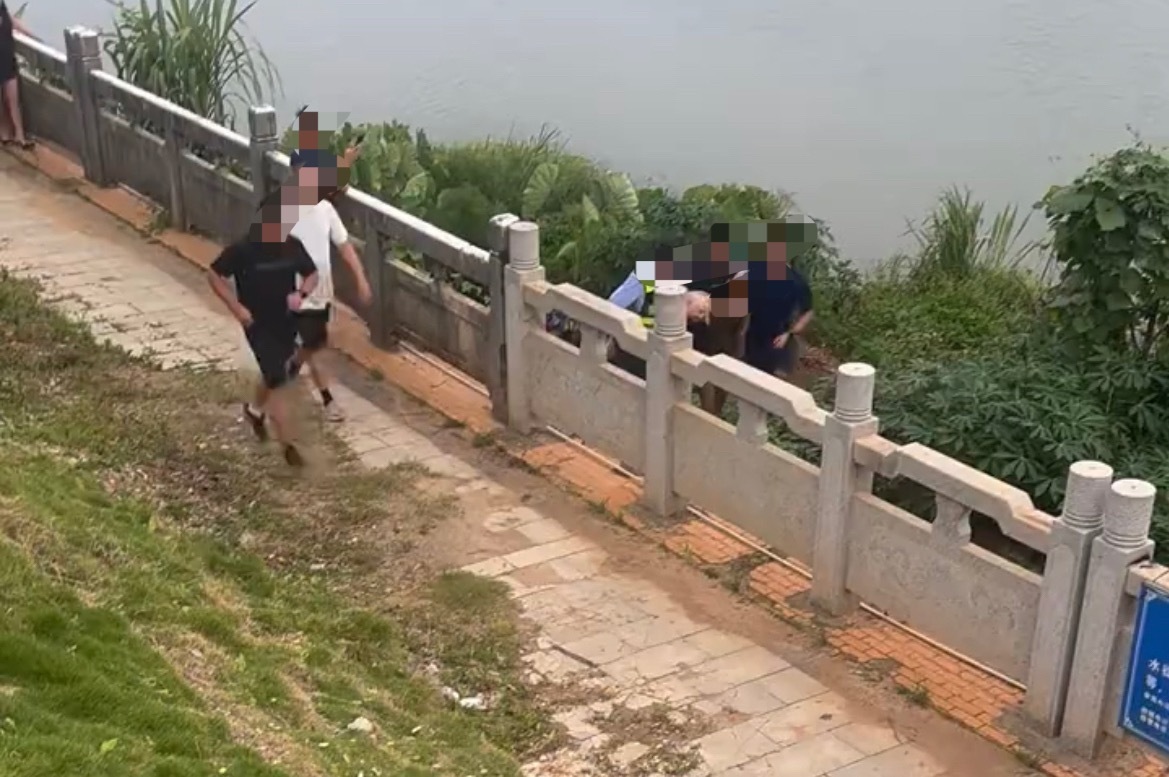 【玉林北流一女子跳江河里被民警救起】6月3日，网友爆料称：玉林市北流有一名女子跳