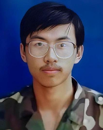 1999年，山东济阳高考状元张来玉被父母改了志愿进入南京大学。不料入学不到一年后