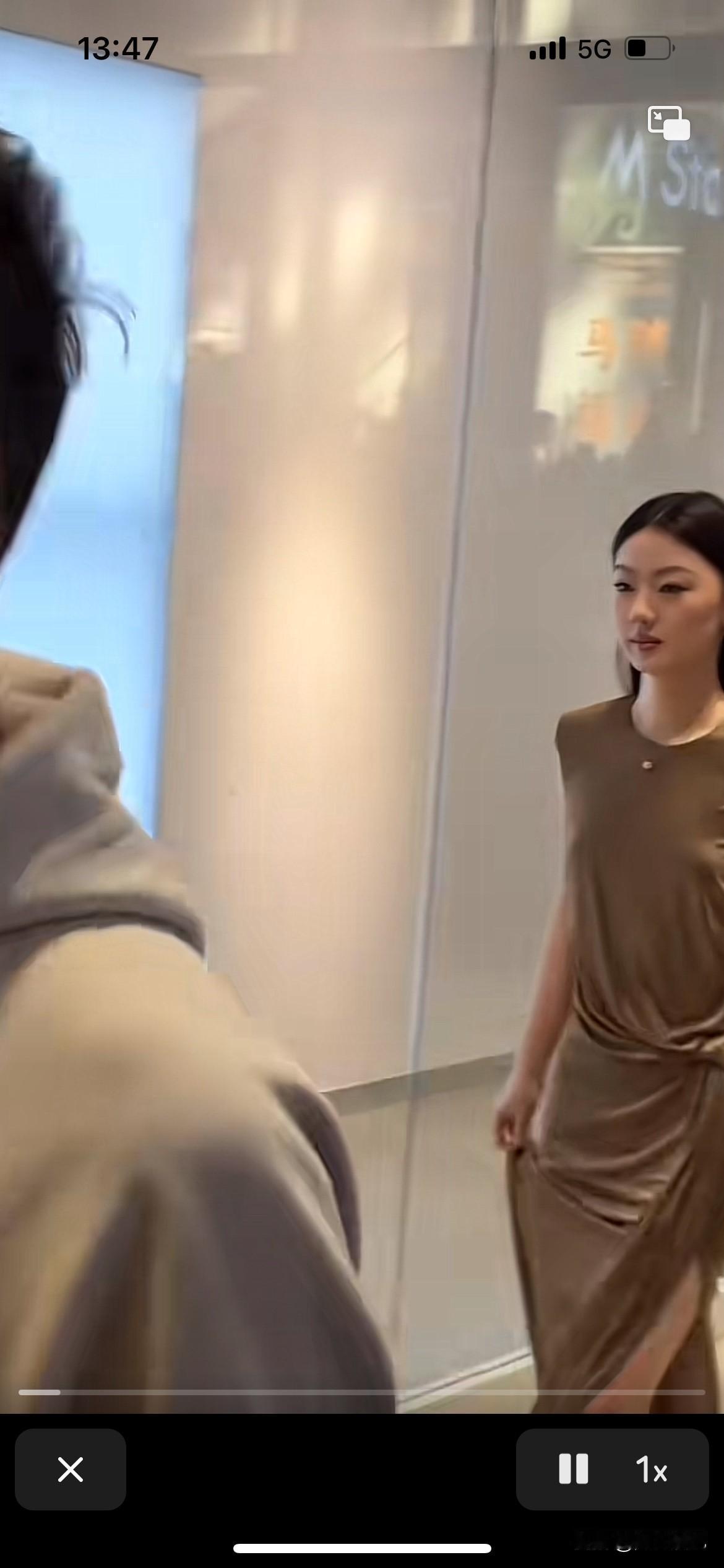 单依纯老师怎么那么矮啊，那么高的高跟鞋，还是比平常人矮很多，身高这就是她的硬伤啊