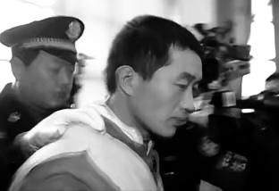 2003年，变态黄勇连害17条人命，还自制木马刑具专挑少年下手。第18个猎物张雷