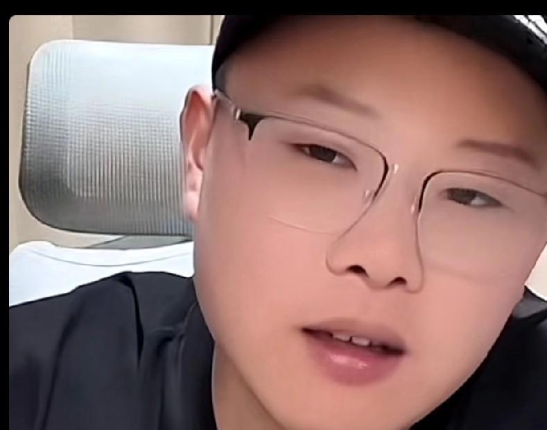 致远老师道明原由！致远老师对王楚钦的发球做出评价：王楚钦发球不仅是两跳而且旋转